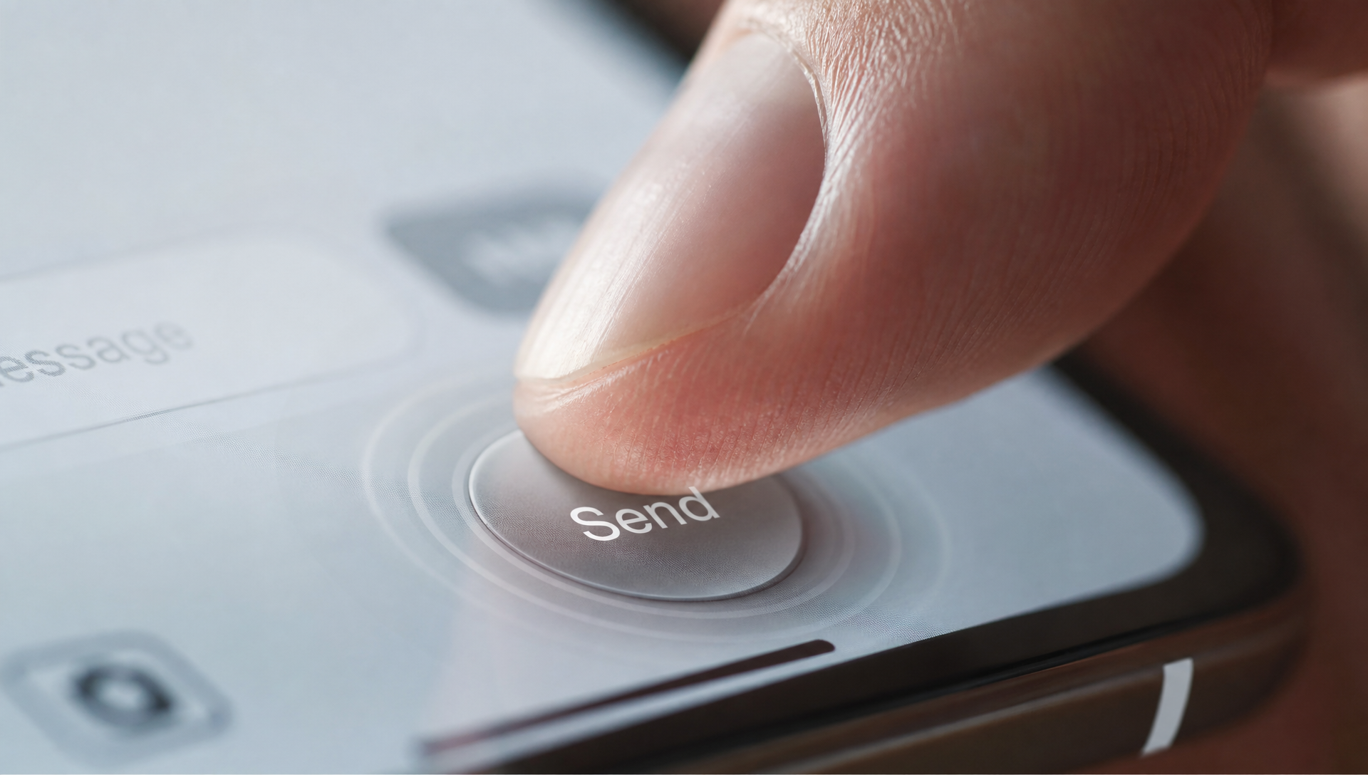 Vingertop drukt op smartphone-knop, moment van aanraking scherp in beeld