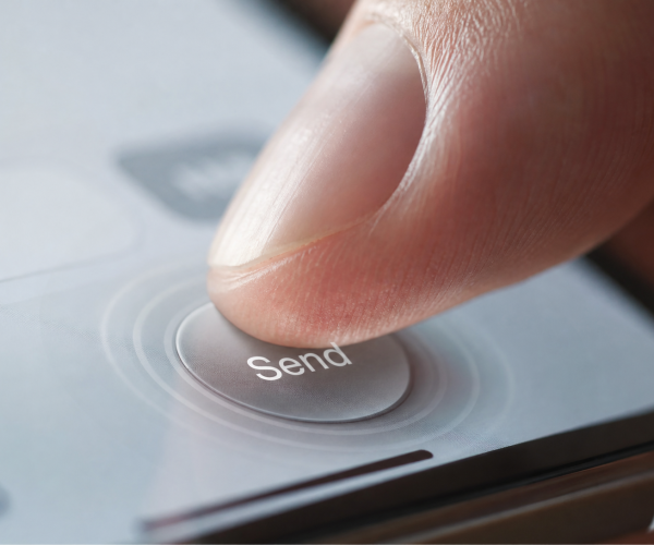 Vingertop drukt op smartphone-knop, moment van aanraking scherp in beeld