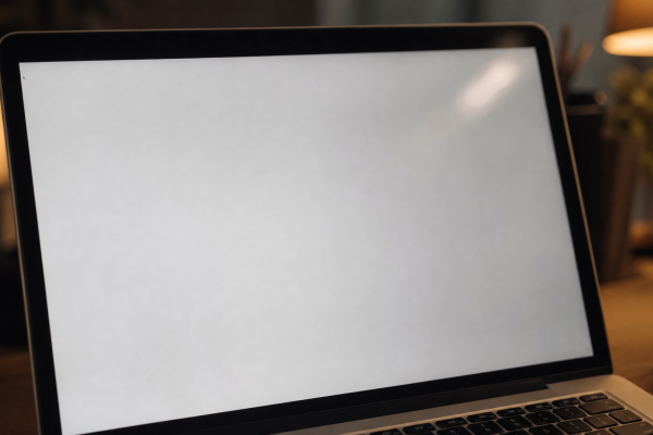 Laptopscherm toont een leeg wit scherm van een gecrashte WordPress-website