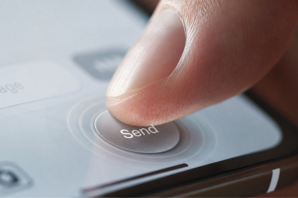 Vingertop drukt op smartphone-knop, moment van aanraking scherp in beeld